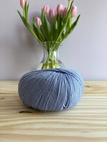 Universal Yarn Deluxe DK weight yarn - pure wool yarn, superwash