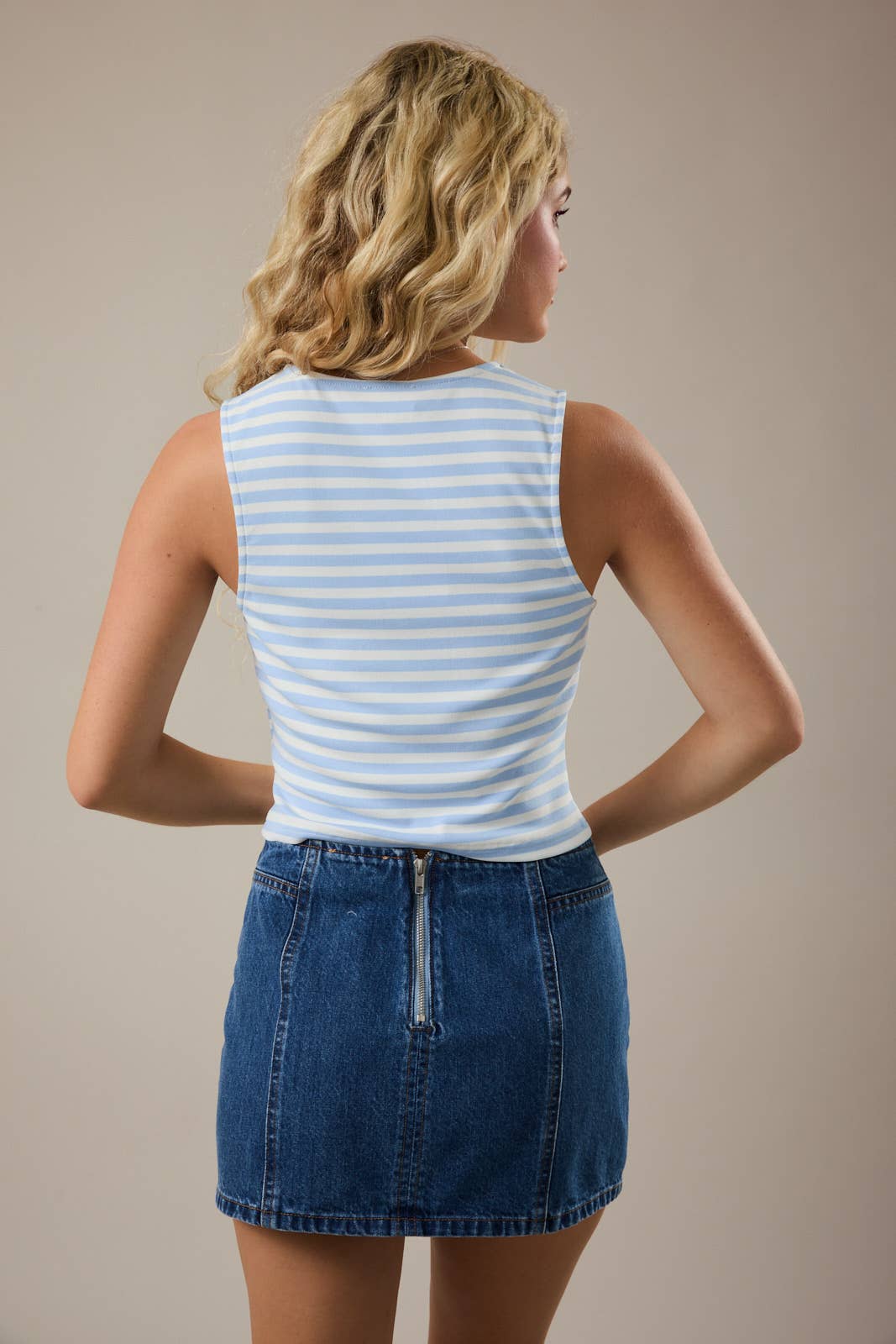SLEEVELESS HIGH NECK STRIPE KNIT TOP