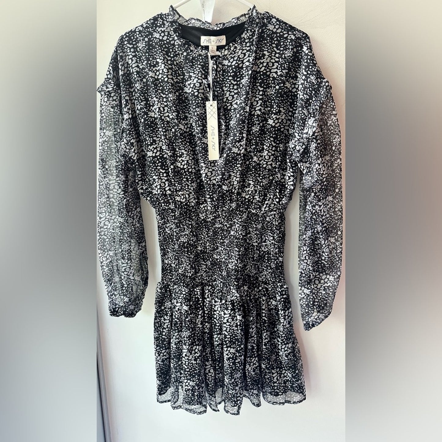 824. SHE AND SKY DRESS. Black with white florals. Size large.