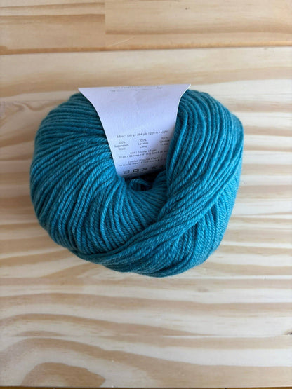 Universal Yarn Deluxe DK weight yarn - pure wool yarn, superwash