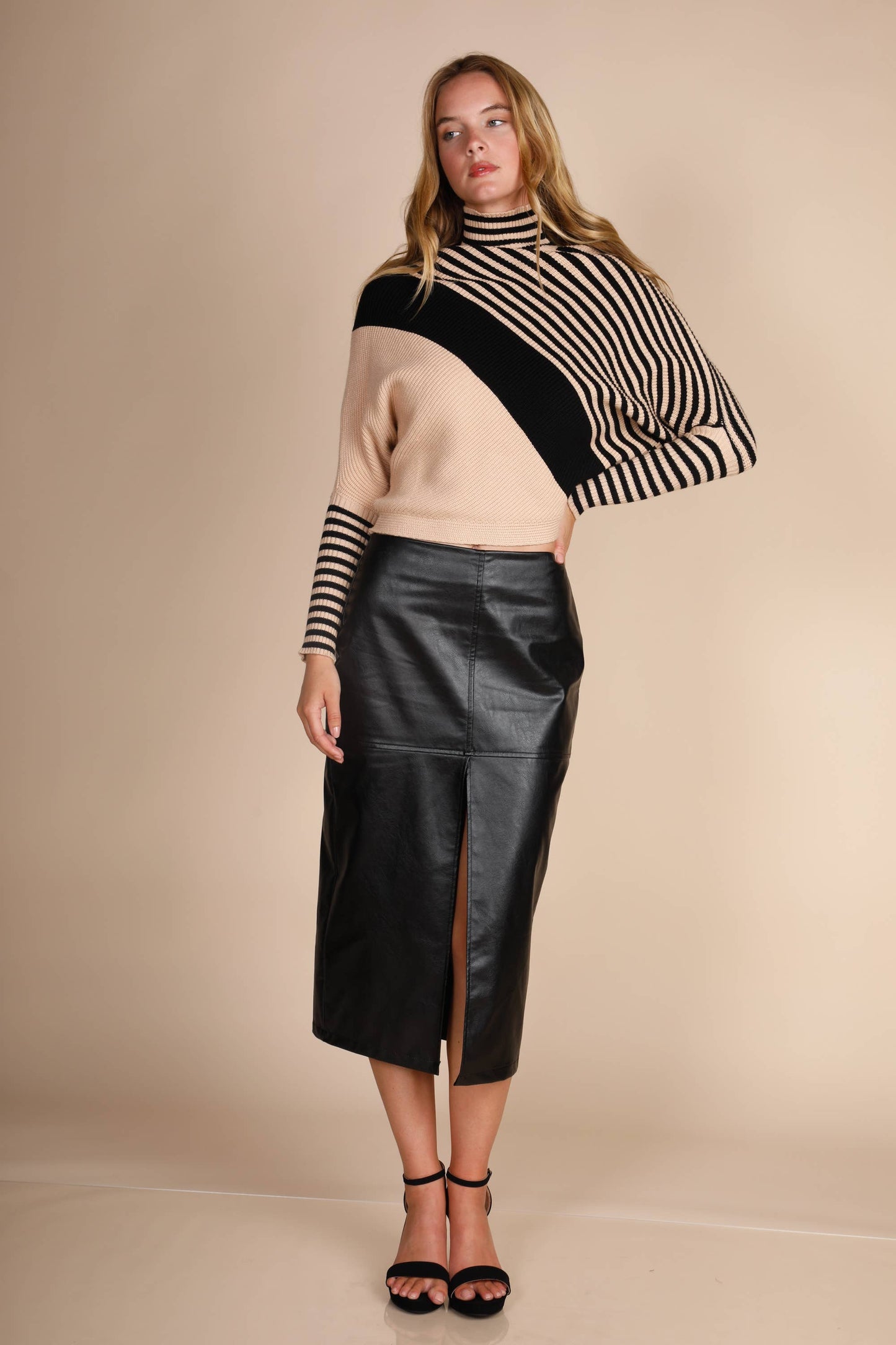 TURTLE NECK DIAGONAL STRIPES SWEATER