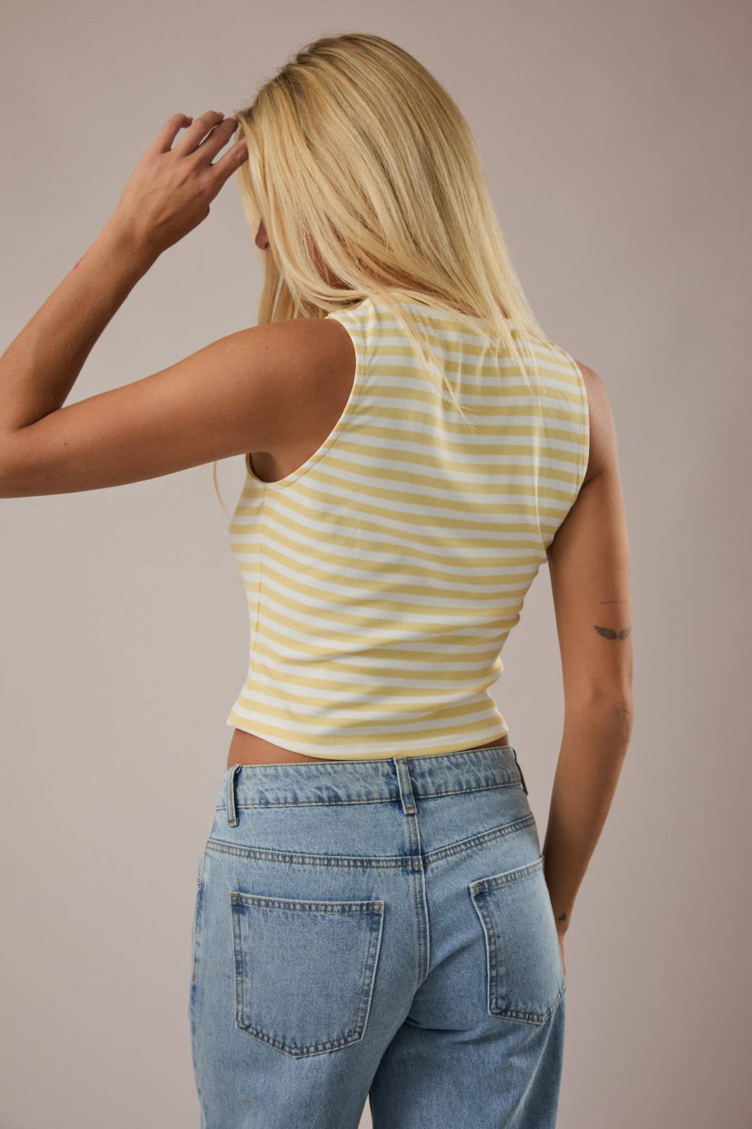 SLEEVELESS HIGH NECK STRIPE KNIT TOP