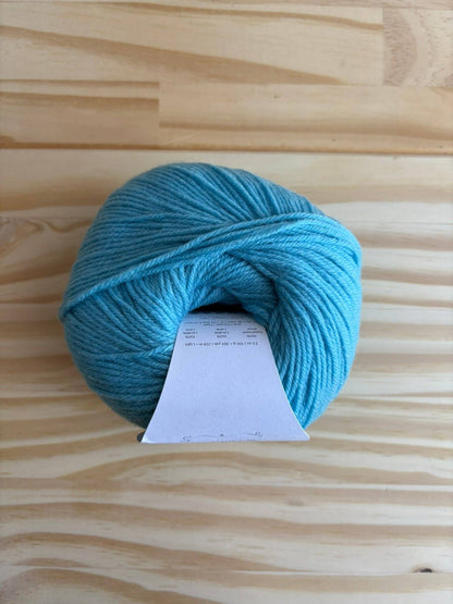 Universal Yarn Deluxe DK weight yarn - pure wool yarn, superwash