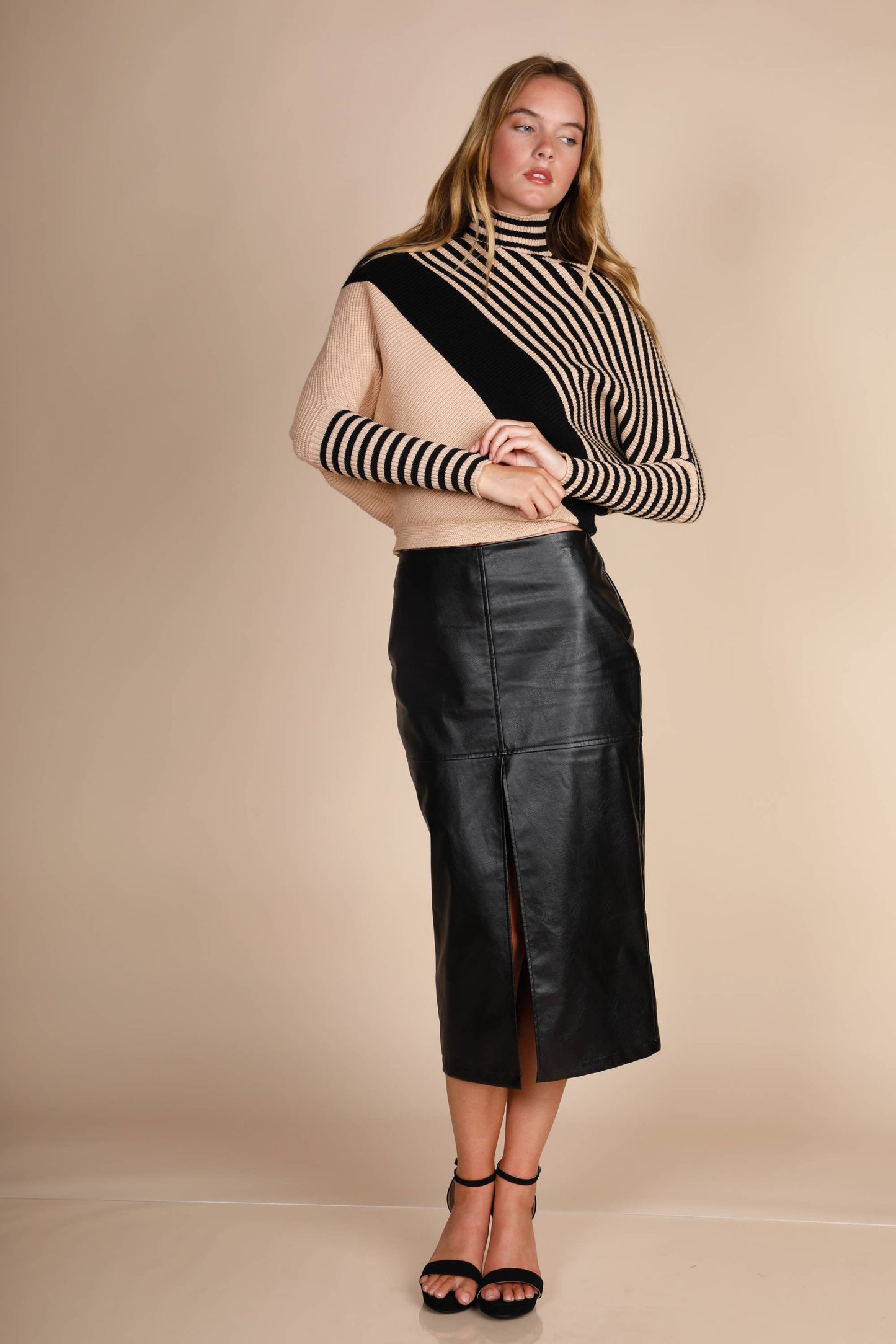 TURTLE NECK DIAGONAL STRIPES SWEATER